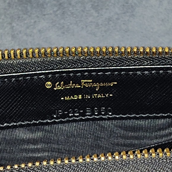 SALVATORE FERRAGAMO GANCIO BLACK SAFFIANO LEATHER ZIP AROUND LONG WALLET EUC - Picture 8 of 17